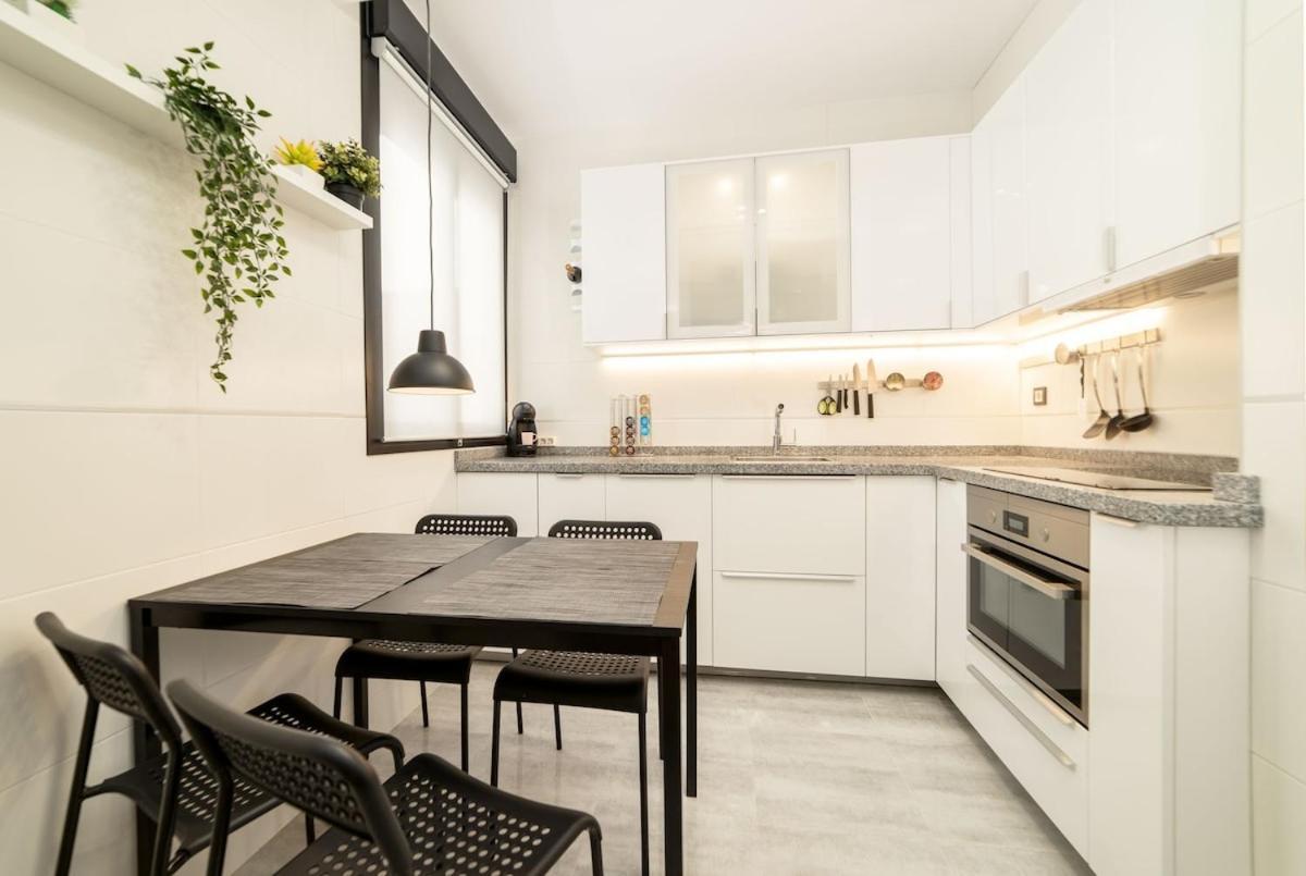 -Malagasunapts- Stylish City Centre Pool&Parking Exterior photo